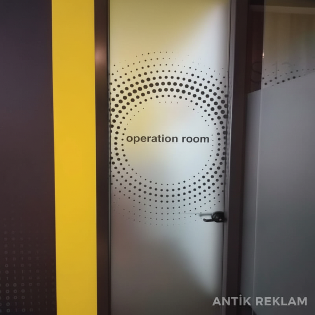 Kumlu cam folyo uygulaması buzlu cam efekti operation room kapısı