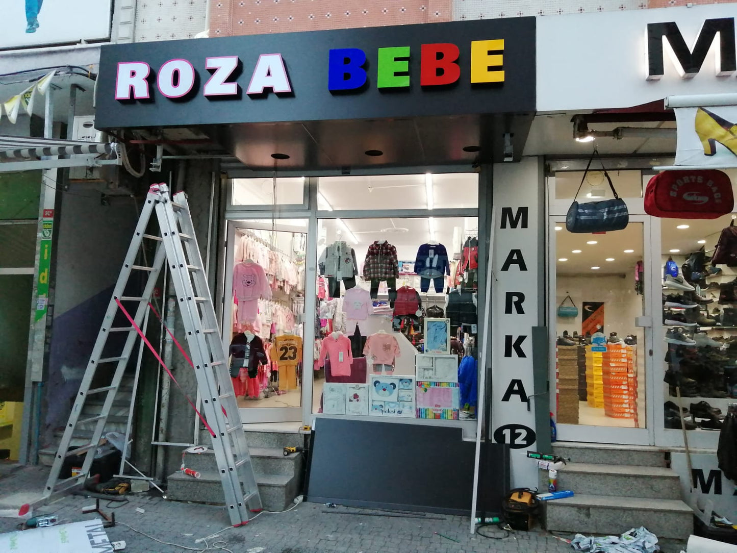 Roza Bebe Çocuk Giyim Mağazası Işıklı Kutu Harf Tabela - Renkli LED Cephe Yazısı