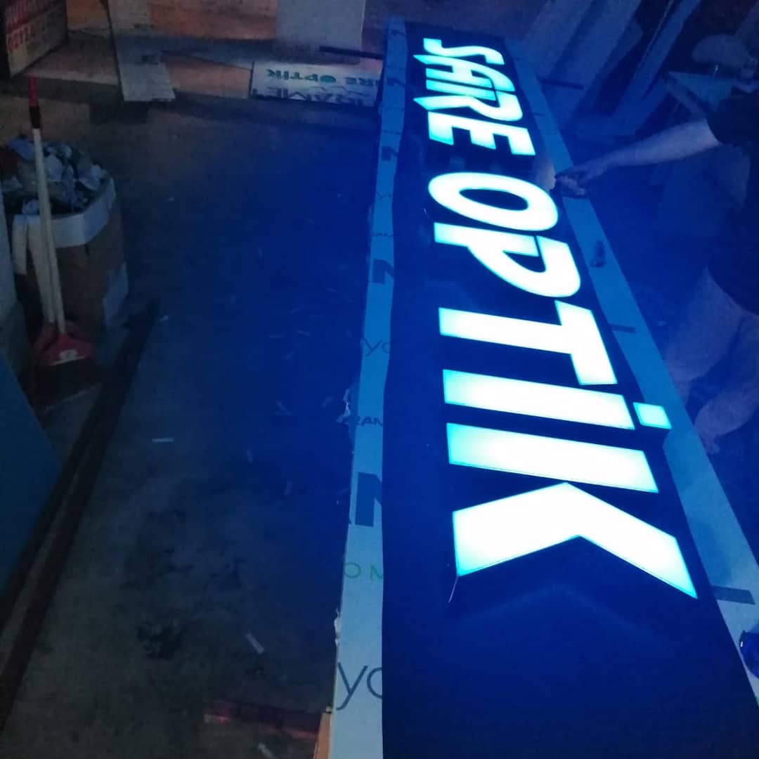Sarf Optik Gözlükçü Mağazası Işıklı Kutu Harf Tabela - Mavi LED Cephe Yazısı
