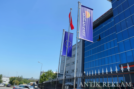 Doğan Zarf pole banner dikey bayrak mor zemin beyaz yazı dış mekan tanıtım uygulaması