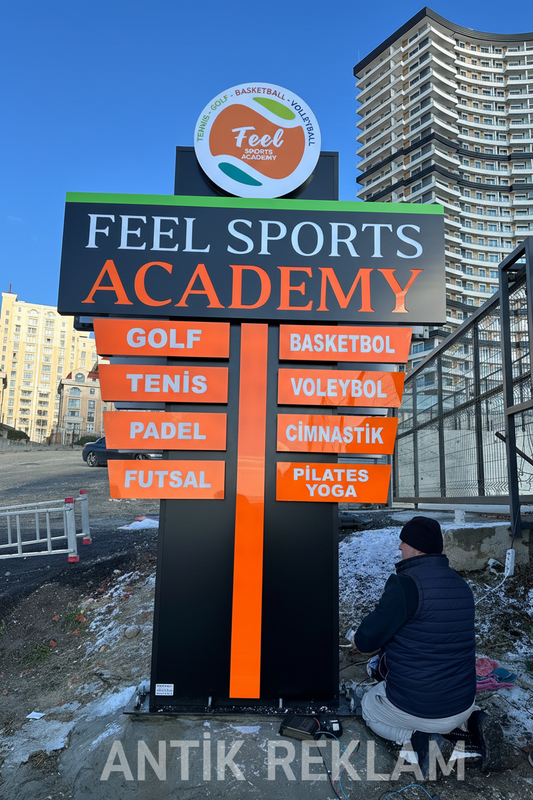 Feel Sports Academy çok branslı totem pylon tabela spor merkezi dış mekan görünümü