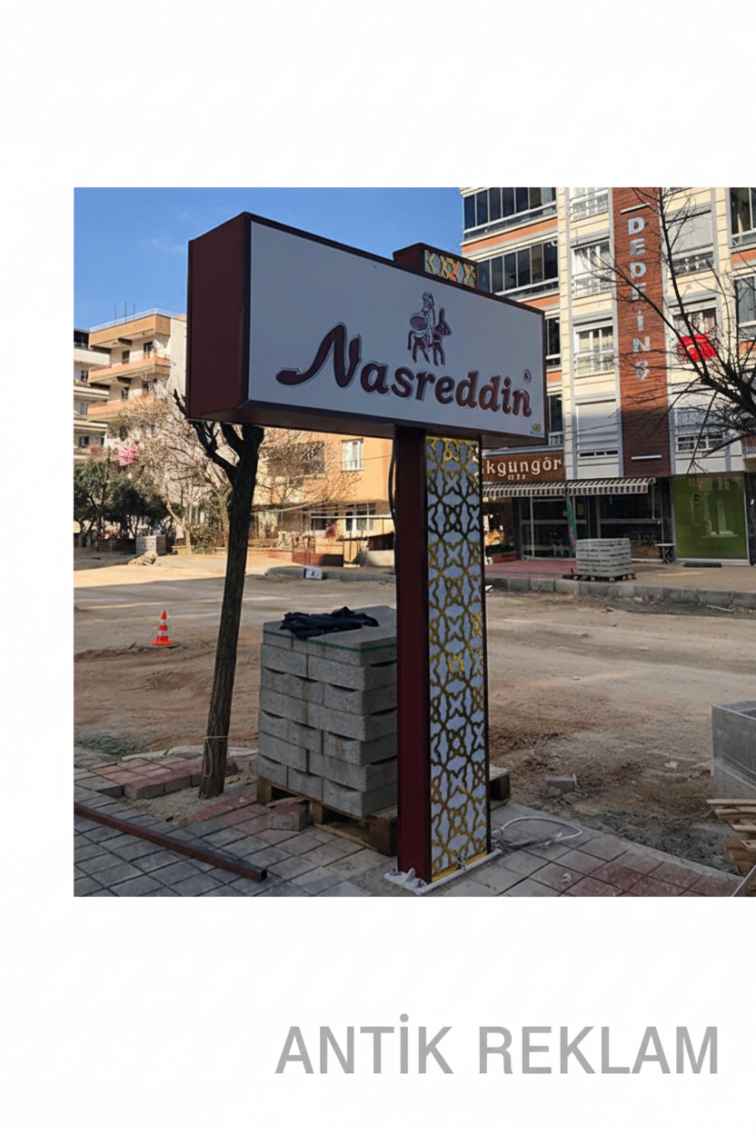 Nasreddin çift bacaklı kafes sistem totem tabela dış mekan meydan görünümü