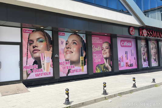 Rossmann cam giydirme vitrin baskısı pembe zemin Callista kozmetik kampanya dış mekan uygulaması