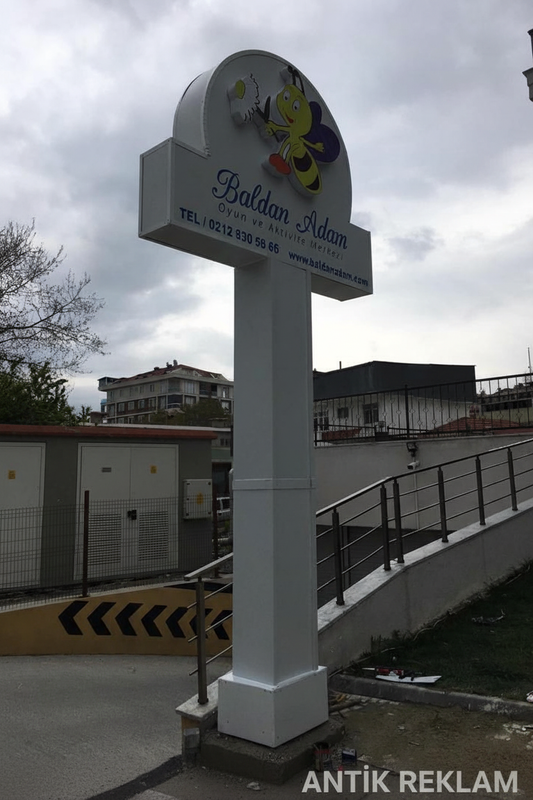 Baldan Adam arı maskotlu tek bacaklı totem pylon tabela dış mekan görünümü