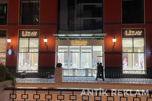 Lizay mücevherat mağazası cephe kutu harf tabela ışıklı vitrin logo gece görünümü