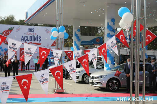Açılış organizasyonu Türk bayrakları flamalar mavi beyaz balonlar kırmızı halı mağaza açılış uygulaması
