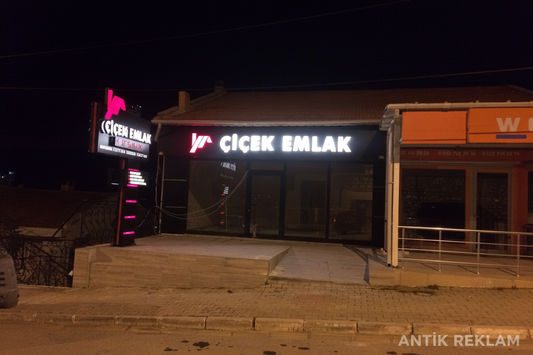 Çiçek Emlak tek bacaklı totem tabela LED kutu harf pembe neon logo dış mekan uygulaması