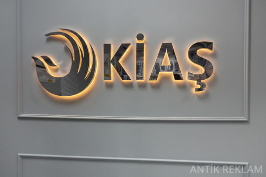 Kiaş altın renkli ışıklı kutu harf LED aydınlatmalı premium logo tabela görünümü