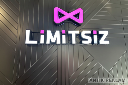 Limitsiz LED aydınlatmalı kutu harf tabela pembe logo beyaz yazı ahşap doku zemin iç mekan uygulaması