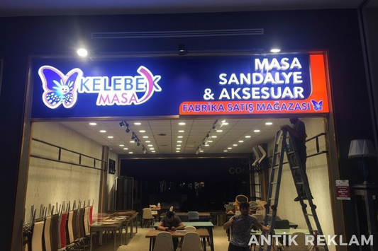 Kelebek Masa kutu harf tabela gece görünümü