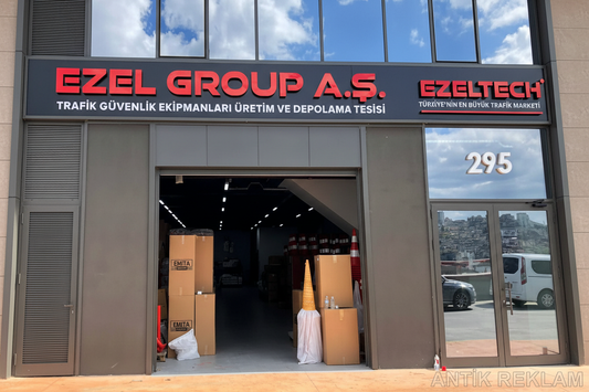 Ezel Group LED kutu harf cephe tabela kırmızı aydınlatmalı gri zemin endüstriyel tesis dış mekan uygulaması